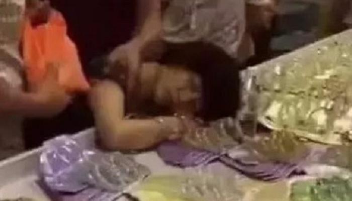 ब्रेसलेट घालणे महिलेला पडले महागात ब्रेसलेट घालणे महिलेला पडले महागात