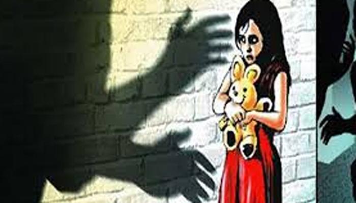 प्रथम वडिलांसोबत मैत्री, नंतर मुलीवर केला बलात्कार प्रथम वडिलांसोबत मैत्री, नंतर मुलीवर केला बलात्कार