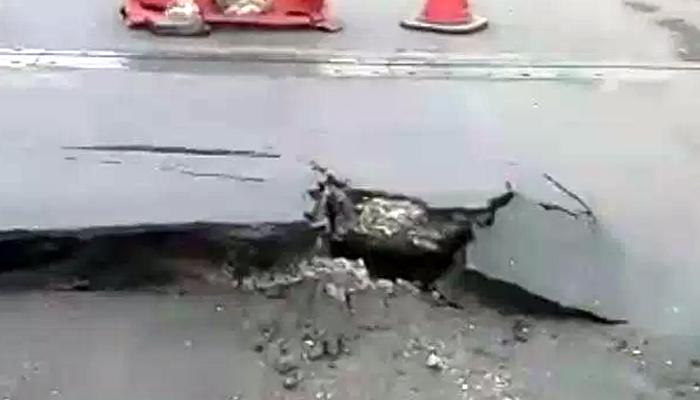 पावसाने मुंबई गोवा महामार्गावर खड्डे, अपघाताची शक्यता पावसाने मुंबई गोवा महामार्गावर खड्डे, अपघाताची शक्यता