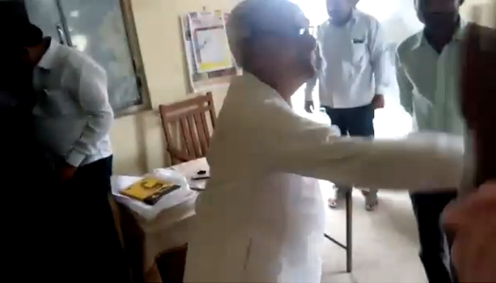 शाळेत मारहाण करणाऱ्या गृह राज्यमंत्र्यांच्या वडिलांवर कारवाई का नाही? शाळेत मारहाण करणाऱ्या गृह राज्यमंत्र्यांच्या वडिलांवर कारवाई का नाही?