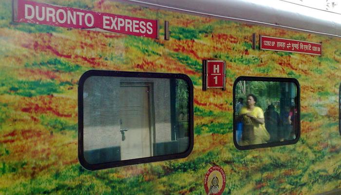 रेल्वे एक्स्प्रेसमध्ये तरुणाने केला महिलेचा विनयभंग रेल्वे एक्स्प्रेसमध्ये तरुणाने केला महिलेचा विनयभंग