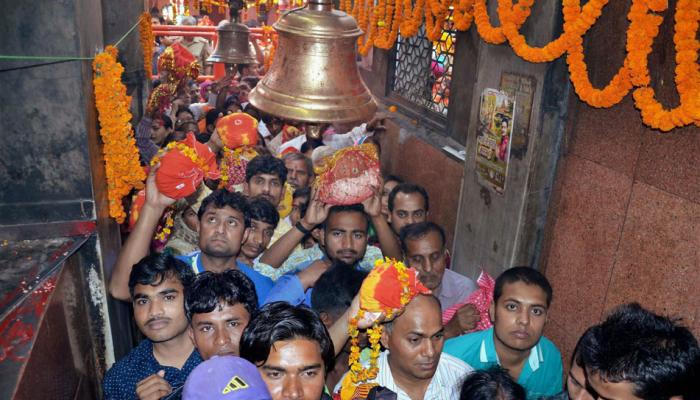 मुंबईतही गुरुपौर्णिमेच्या निमित्ताने मंदिरामध्ये भाविकांची गर्दी मुंबईतही गुरुपौर्णिमेच्या निमित्ताने मंदिरामध्ये भाविकांची गर्दी