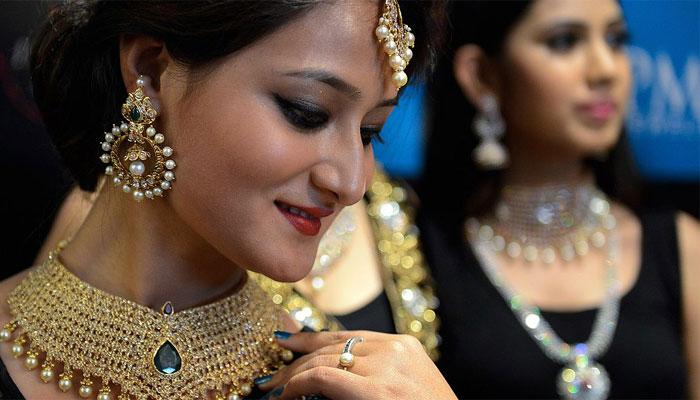 सोने झाले स्वस्त, चांदीच्या भावात घट सोने झाले स्वस्त, चांदीच्या भावात घट