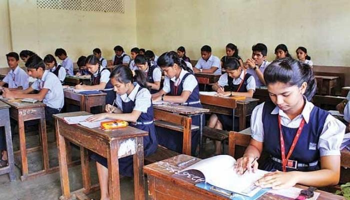 मुंबई मनपाच्या तब्बल ३५ शाळा खासगी संस्थांच्या घशात घालण्याचा डाव मुंबई मनपाच्या तब्बल ३५ शाळा खासगी संस्थांच्या घशात घालण्याचा डाव
