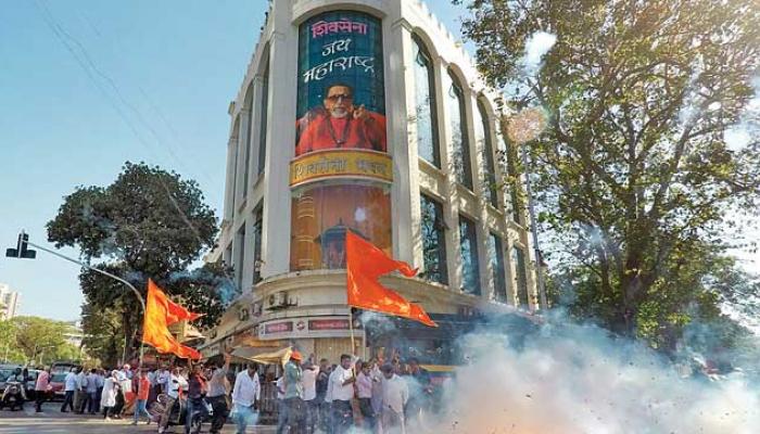 कोस्टल रोडला शिवसेनाप्रमुखांचे नाव देण्यास शिवसेना विसरली कोस्टल रोडला शिवसेनाप्रमुखांचे नाव देण्यास शिवसेना विसरली