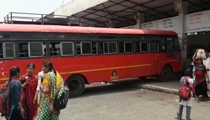 एसटी चक्क स्थानक प्लॅटफॉर्मवर चढली, ६ प्रवासी जखमी एसटी चक्क स्थानक प्लॅटफॉर्मवर चढली, ६ प्रवासी जखमी
