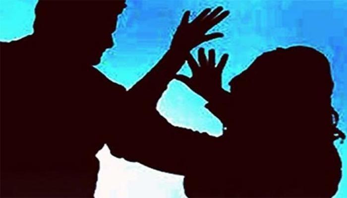 धक्कादायक : जुगारात पत्नीला गमावले पतीने, जिंकणाऱ्याने केला गँगरेप धक्कादायक : जुगारात पत्नीला गमावले पतीने, जिंकणाऱ्याने केला गँगरेप