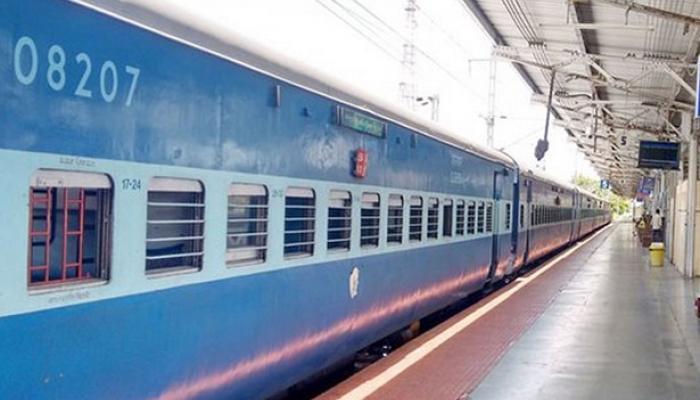 कोकण रेल्वेची वाहतूक ठप्प, पावसाने रुळावर माती कोकण रेल्वेची वाहतूक ठप्प, पावसाने रुळावर माती