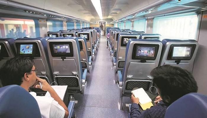 'तेजस एक्स्प्रेस'मधील एलसीडीची तोडफोड करणारा सापडला 'तेजस एक्स्प्रेस'मधील एलसीडीची तोडफोड करणारा सापडला