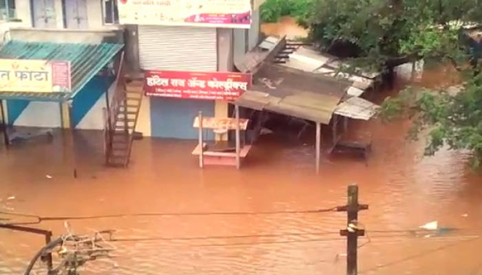 पूरपरिस्थितीमुळे कोल्हापूर - रत्नागिरी वाहतूक बंद पूरपरिस्थितीमुळे कोल्हापूर - रत्नागिरी वाहतूक बंद