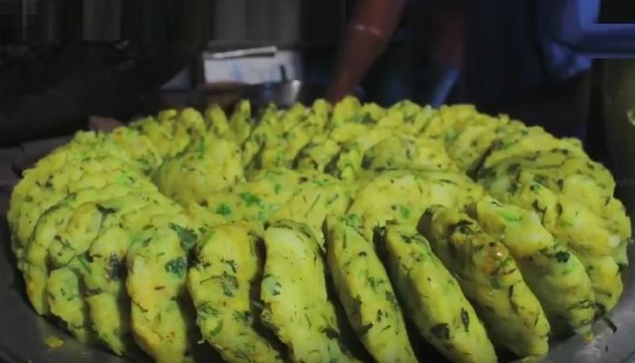 कोल्हापुरातील लोकप्रिय 'झाडाखालचा वडापाव' कोल्हापुरातील लोकप्रिय 'झाडाखालचा वडापाव'