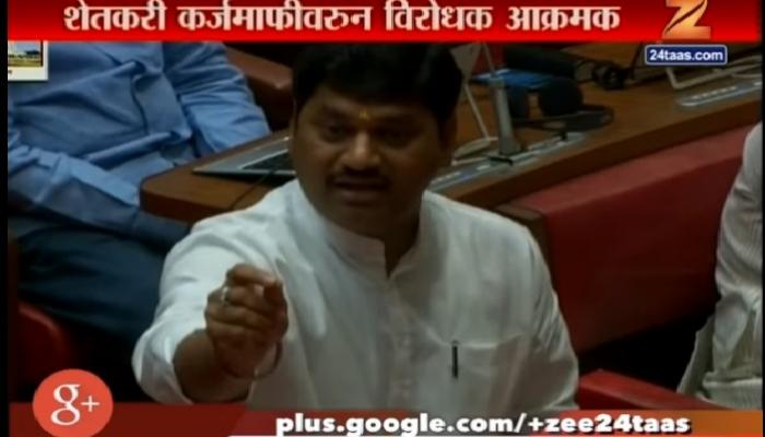 शेतकऱ्यांच्या सरसकट कर्जमाफीच्या चर्चेची विरोधकांची मागणी शेतकऱ्यांच्या सरसकट कर्जमाफीच्या चर्चेची विरोधकांची मागणी