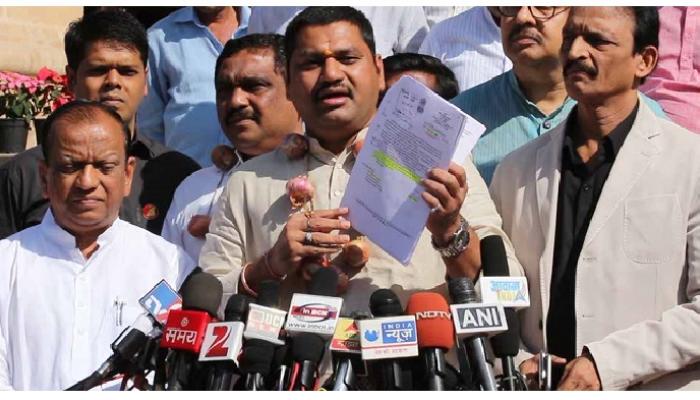 विरोधक कर्जमाफीवर अधिवेशनात आक्रमक राहण्याची चिन्हं विरोधक कर्जमाफीवर अधिवेशनात आक्रमक राहण्याची चिन्हं
