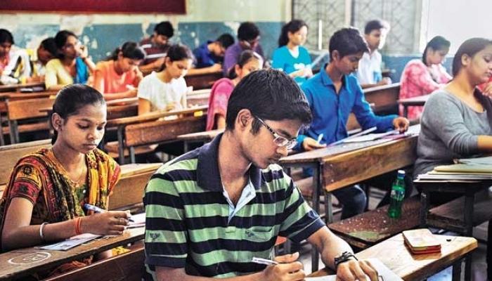 केंद्राने ओबीसी विद्यार्थ्यांची शिष्यवृत्ती ४४६ कोटींनी घटवली... केंद्राने ओबीसी विद्यार्थ्यांची शिष्यवृत्ती ४४६ कोटींनी घटवली...