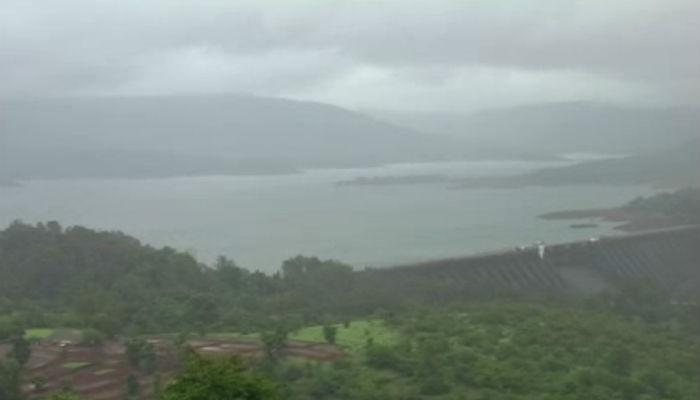 कोयना धरणातून पाण्याचा विसर्ग, आसपासच्या गावांना सतर्कतेचा इशारा कोयना धरणातून पाण्याचा विसर्ग, आसपासच्या गावांना सतर्कतेचा इशारा