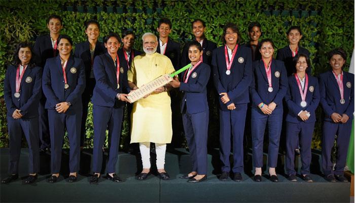 भेटीदरम्यान महिला क्रिकेटर्सनी पंतप्रधान मोदींना विचारले हे प्रश्न भेटीदरम्यान महिला क्रिकेटर्सनी पंतप्रधान मोदींना विचारले हे प्रश्न