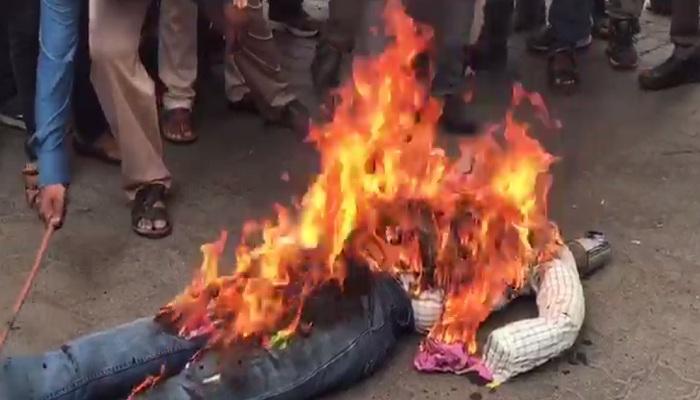 वसईत मिका सिंगचा पुतळा जाळला वसईत मिका सिंगचा पुतळा जाळला