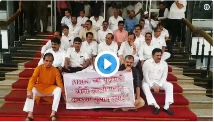 विधानभवनाच्या पायऱ्यांवरही सोनूचा जलवा; विरोधकांनी केली सरकारची कोंडी विधानभवनाच्या पायऱ्यांवरही सोनूचा जलवा; विरोधकांनी केली सरकारची कोंडी