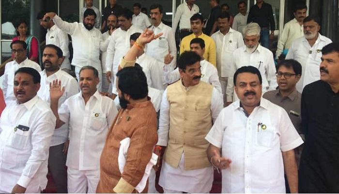 मराठा आरक्षणावरुन सत्ताधारी-विरोधक आमने-सामने मराठा आरक्षणावरुन सत्ताधारी-विरोधक आमने-सामने