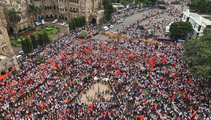 मुंबईतील मराठा मोर्चाच्या भगव्या वादळाचे दोन फोटो... होताहेत व्हायरल मुंबईतील मराठा मोर्चाच्या भगव्या वादळाचे दोन फोटो... होताहेत व्हायरल