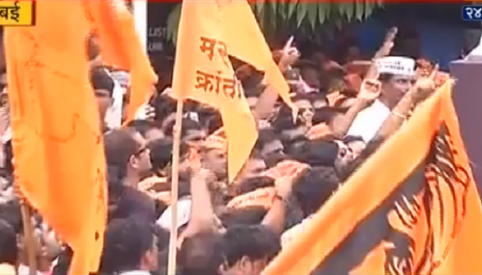 मोर्चेकरी संतप्त... छत्रपती संभाजीराजे, नितेश राणेंना स्टेजवरच रोखलं! मोर्चेकरी संतप्त... छत्रपती संभाजीराजे, नितेश राणेंना स्टेजवरच रोखलं!