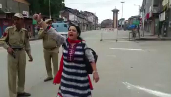 काश्मीरच्या लालचौकात महिलेनं केलं असं काही... पोलीसही बघत राहिले काश्मीरच्या लालचौकात महिलेनं केलं असं काही... पोलीसही बघत राहिले