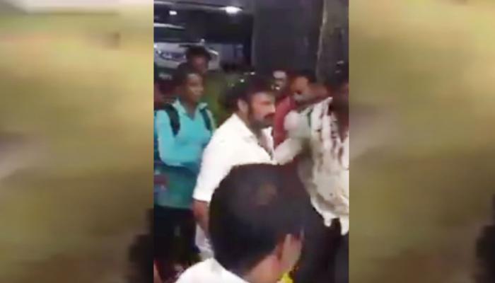 Viral Video: या अभिनेत्याचा राग पुन्हा अनावर! सगळयांसमोर फॅनला 'थप्पड' Viral Video: या अभिनेत्याचा राग पुन्हा अनावर! सगळयांसमोर फॅनला 'थप्पड'