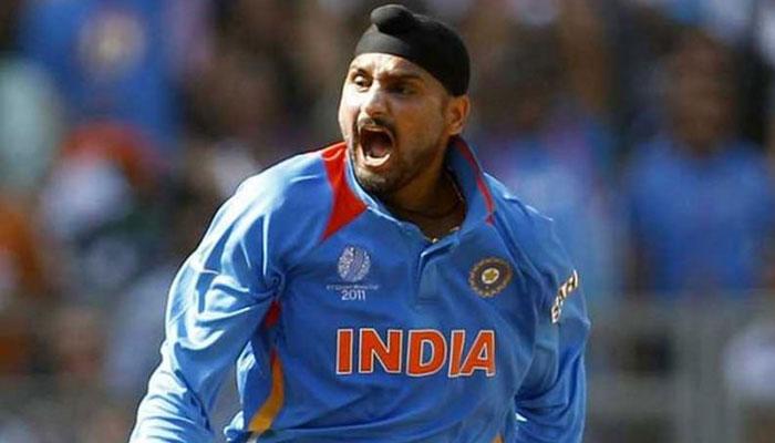 देशभक्तीवर हरभजन सिंगने केलं हटके ट्विट देशभक्तीवर हरभजन सिंगने केलं हटके ट्विट