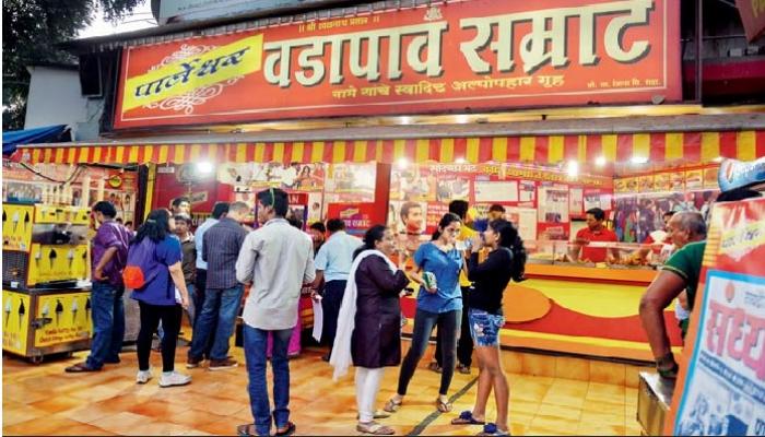मुंबईतला आणखी एक टॉपचा वडापाव मुंबईतला आणखी एक टॉपचा वडापाव
