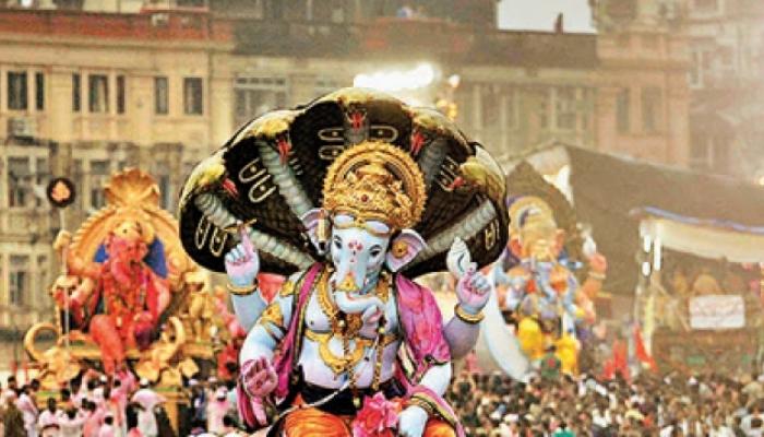 मुंबईत भर पावसात गणरायांचं आगमन मुंबईत भर पावसात गणरायांचं आगमन