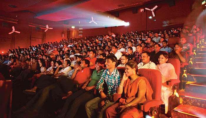 प्रेक्षागृहात केवळ तेथील उपलब्ध खाण्याच्या सक्तीविरोधात हायकोर्टात याचिका प्रेक्षागृहात केवळ तेथील उपलब्ध खाण्याच्या सक्तीविरोधात हायकोर्टात याचिका