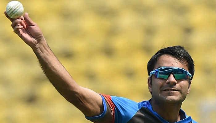 मैदानावर तरुणीने केले क्रिकेटरला प्रपोज मैदानावर तरुणीने केले क्रिकेटरला प्रपोज