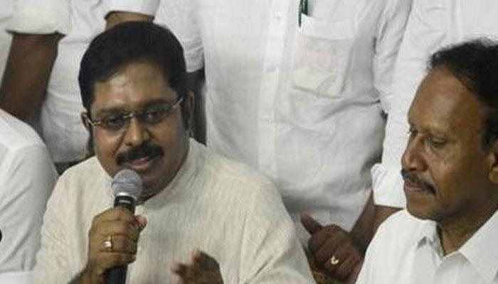 तामिळनाडूमध्ये राजकीय घमासान, AIADMKत बंडाळी उफाळली तामिळनाडूमध्ये राजकीय घमासान, AIADMKत बंडाळी उफाळली