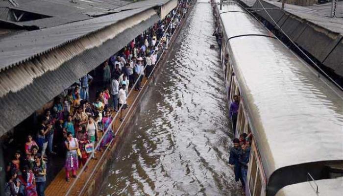 मुसळधार पाऊस, गरज असेल तर बाहेर पडा : मुंबई पालिका मुसळधार पाऊस, गरज असेल तर बाहेर पडा : मुंबई पालिका