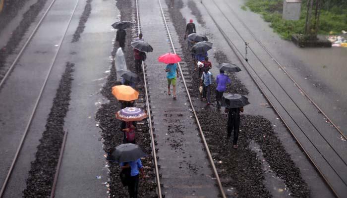 मध्य, हार्बर रेल्वे २४ तासानंतर रखडलेलीच मध्य, हार्बर रेल्वे २४ तासानंतर रखडलेलीच