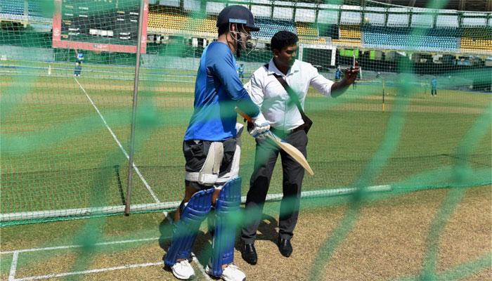 धोनीसोबत सेल्फीसाठी तो थेट नेट प्रॅक्टिसमध्ये पोहचला धोनीसोबत सेल्फीसाठी तो थेट नेट प्रॅक्टिसमध्ये पोहचला