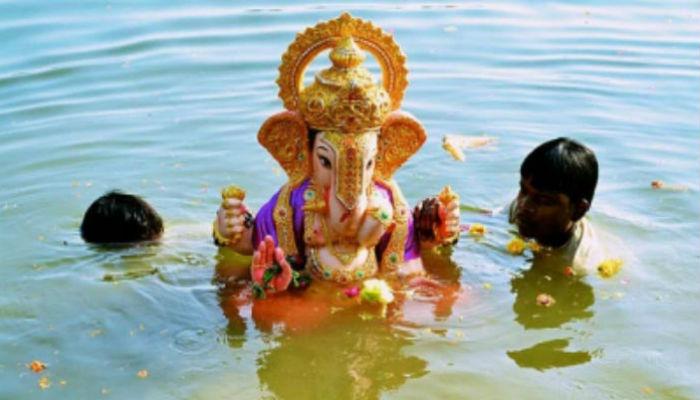 गणरायाचे विसर्जन पाण्यातच का करतात? गणरायाचे विसर्जन पाण्यातच का करतात?