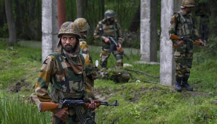 काश्मीरमध्ये चकमक, २ दहशतवादी लपून बसल्याची माहिती काश्मीरमध्ये चकमक, २ दहशतवादी लपून बसल्याची माहिती