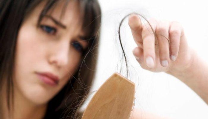 तेल लावताना केस का गळतात ? तेल लावताना केस का गळतात ?