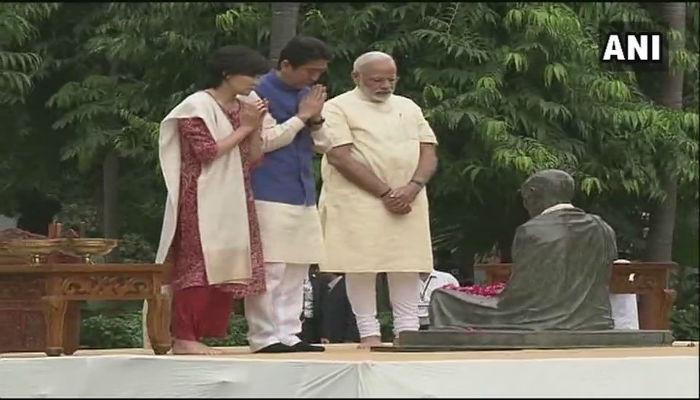 मोदी-शिंजो आबेंचं साबरमती आश्रमात महात्मा गांधींना अभिवादन मोदी-शिंजो आबेंचं साबरमती आश्रमात महात्मा गांधींना अभिवादन