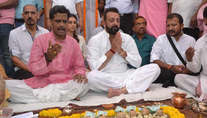 अखेर संजय दत्तने वडिलांची शेवटची इच्छा पूर्ण केली अखेर संजय दत्तने वडिलांची शेवटची इच्छा पूर्ण केली