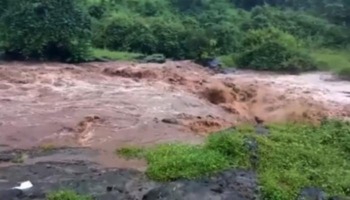 मुंबईसह कोकणात जोरदार पाऊस, दापोलीत ४ मच्छीमार बोटींना जलसमाधी मुंबईसह कोकणात जोरदार पाऊस, दापोलीत ४ मच्छीमार बोटींना जलसमाधी