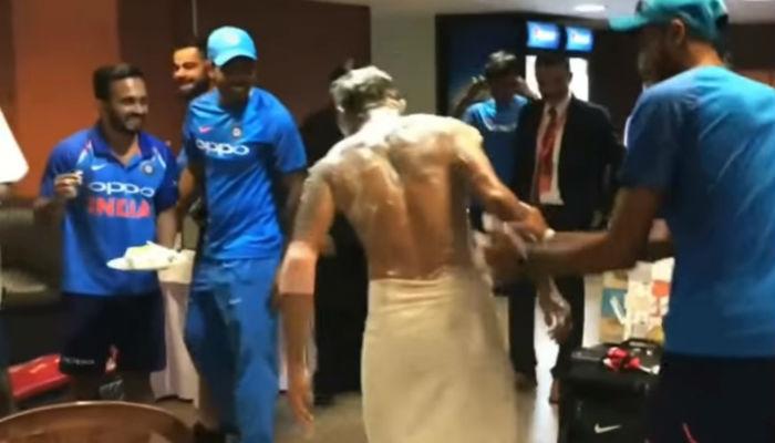 VIDEO: टीम इंडियाच्या सेलिब्रेशन दरम्यान टॉवेलवर आला हा प्लेअर VIDEO: टीम इंडियाच्या सेलिब्रेशन दरम्यान टॉवेलवर आला हा प्लेअर