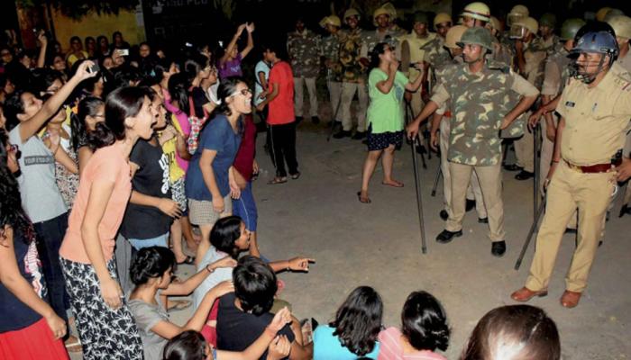 विद्यार्थ्यांवर लाठीमार, तीन अतिरिक्त दंडाधिकारी आणि दोन पोलीस अधिकारी निलंबित विद्यार्थ्यांवर लाठीमार, तीन अतिरिक्त दंडाधिकारी आणि दोन पोलीस अधिकारी निलंबित