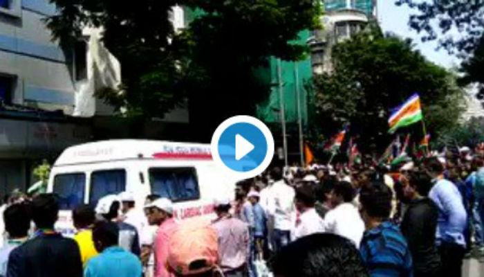 मुंबईत 'मनसे' माणुसकीचं दर्शन, रुग्णवाहिकेला दिला रस्ता मुंबईत 'मनसे' माणुसकीचं दर्शन, रुग्णवाहिकेला दिला रस्ता