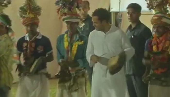 Video : गुजरात दौऱ्यावर असलेल्या राहुल गांधींचा डान्स Video : गुजरात दौऱ्यावर असलेल्या राहुल गांधींचा डान्स