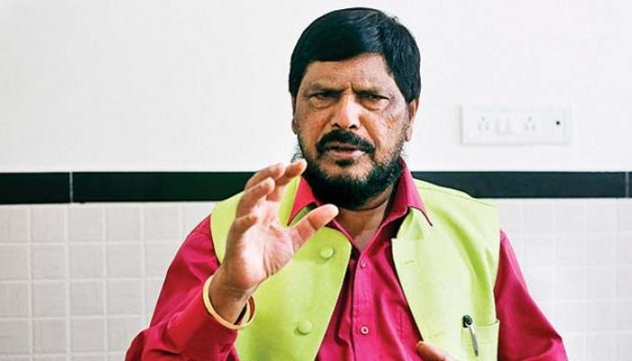 राज ठाकरेंना नगरसेवक सांभाळता आले नाही - आठवले राज ठाकरेंना नगरसेवक सांभाळता आले नाही - आठवले