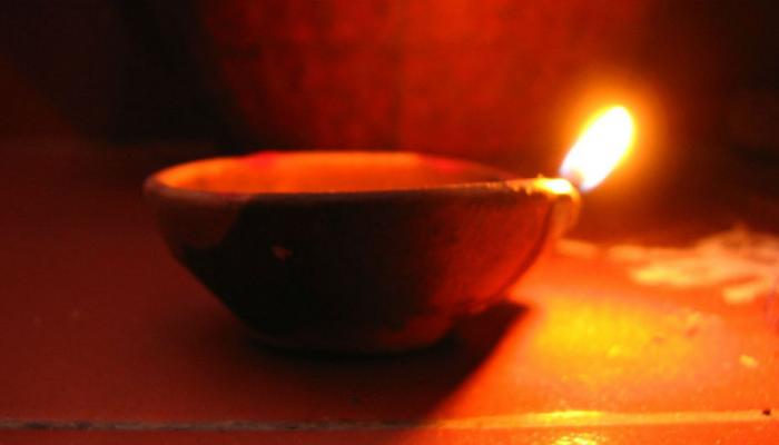 ना दिवे, ना पणत्या... पण, दारात काळे आकाश कंदील! ना दिवे, ना पणत्या... पण, दारात काळे आकाश कंदील!