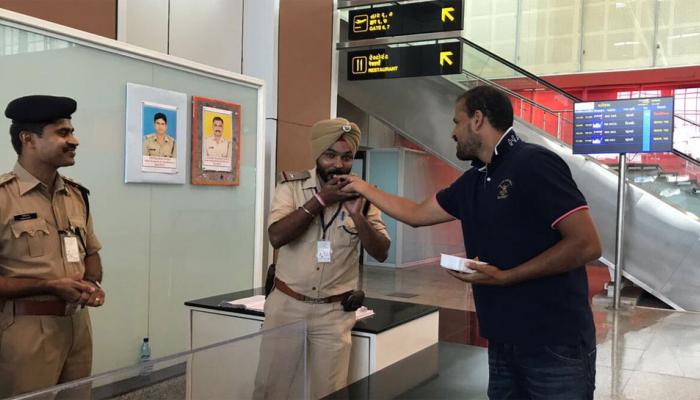 युसुफ पठानने सीआरपीएफ जवानांसोबत साजरी केली दिवाळी युसुफ पठानने सीआरपीएफ जवानांसोबत साजरी केली दिवाळी