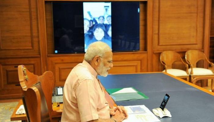 जगाच्या सफरीसाठी निघालेल्या तरुणींना मोदींनी दिल्या शुभेच्छा जगाच्या सफरीसाठी निघालेल्या तरुणींना मोदींनी दिल्या शुभेच्छा